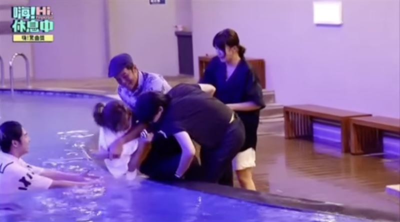 姚元浩拿球猛K、將曾沛慈丟下水,片段曝光後遭炎上。(圖/翻攝自YouTube)