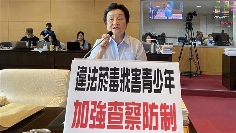 國民黨籍議員張瀞分指出,台中吸食紙菸及電子煙的學生年齡層已下降至國小。(圖/翻攝畫面)