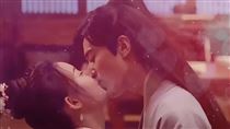 男星戲拍一半「硬上女主角」激吻畫面挨轟
