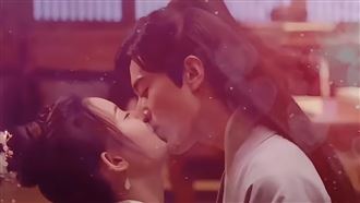 男星戲拍一半「硬上女主角」激吻畫面挨轟