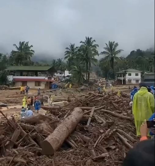 印度南部豪雨洪水成災奪14命,數千人撤離家園。(圖/翻攝自X平台 @Gokerala_)