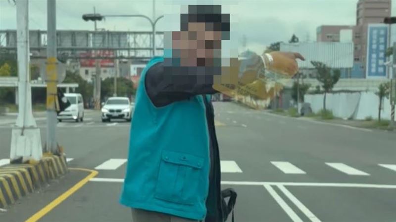 超派騎士暴走攔車叫囂！幼童崩潰：我害怕
