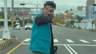 超派騎士暴走攔車叫囂！幼童崩潰：我害怕