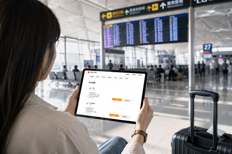 「大哥保你放心」將台灣大會員服務與富邦產險旅平險整合於台灣大哥大 App,一站完成國際漫遊申辦與旅平險投保。(圖/台灣大哥大提供)