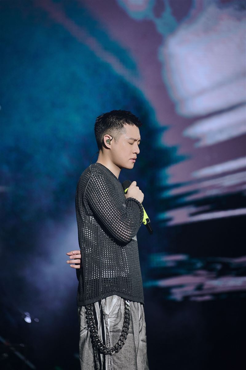 歌手周湯豪赴桃園演出。(圖/中天提供)