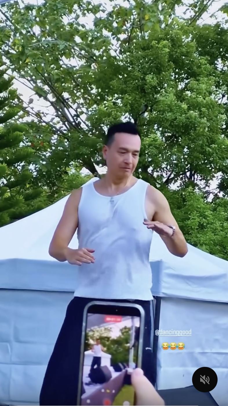 小鐘賣力模仿震胸舞。(圖/翻攝自小鐘Threads)