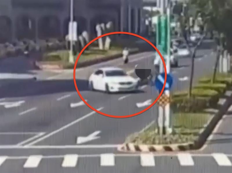 陳姓騎士煞車不及，遭曾翁撞擊。（圖／翻攝畫面）
