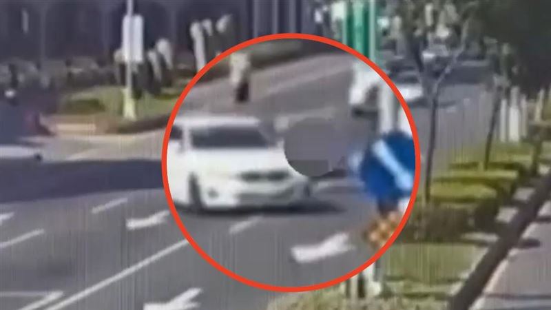 87歲翁開BMW切3車道撞死騎士　奪命畫面曝