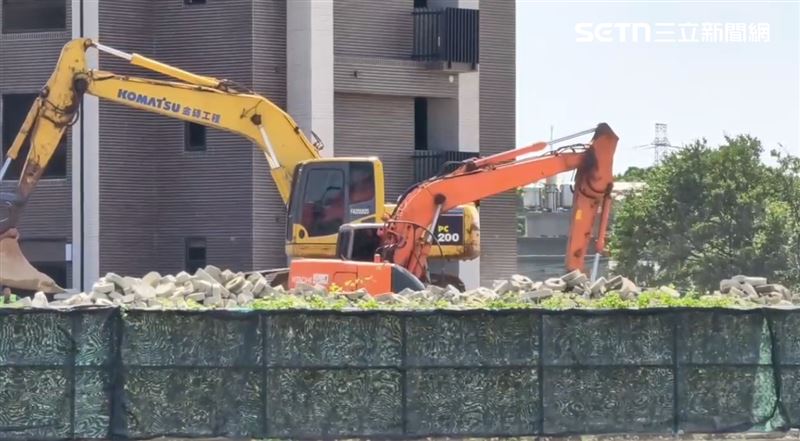 桃園建案「廣川漾」違建停車場,今(3日)業者自行拆除。(圖/記者石明啟攝影)