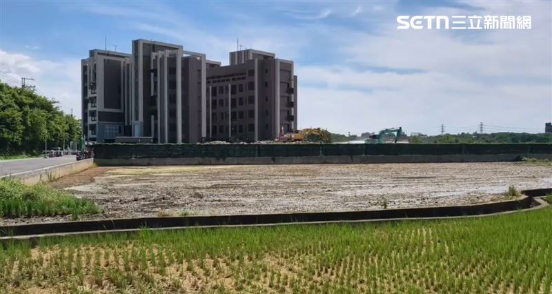 「廣川漾」將農牧用地改為停車場。(圖/記者石明啟攝影)