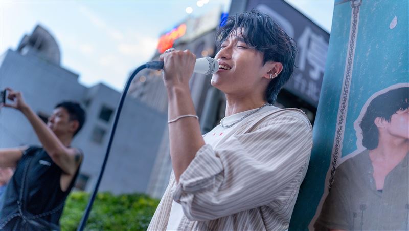 演藝圈最新雨神是他　歌迷淋雨苦等1小時