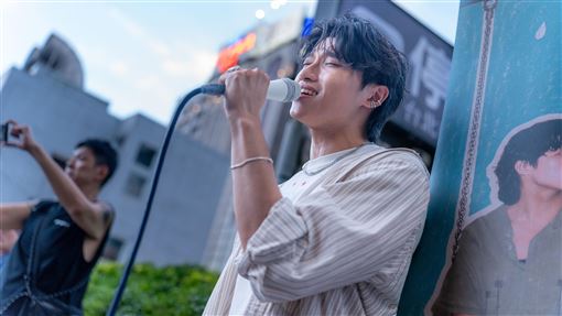 演藝圈最新雨神是他　歌迷淋雨苦等1小時