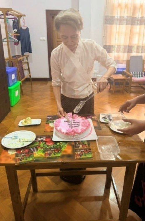 當地官員也發布了翁山蘇姬最近 81 歲生日時的照片。(圖/翻攝自X平台 @cape_diamond)