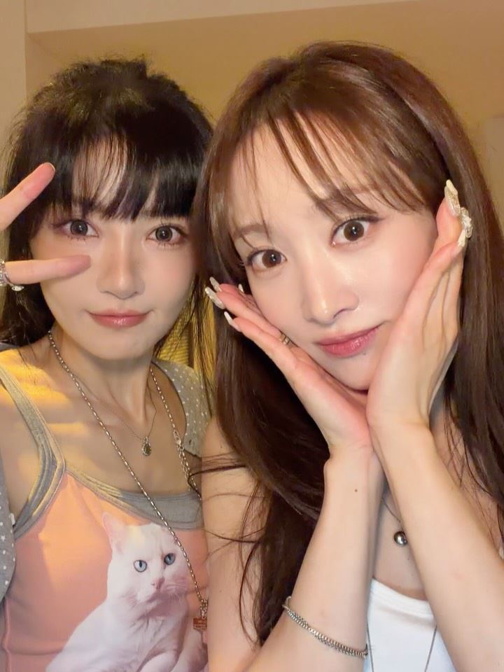 謝金燕(左)曬出和KARA成員Nicole的合照。(圖/翻攝自IG @jeanniehsieh___bbb)