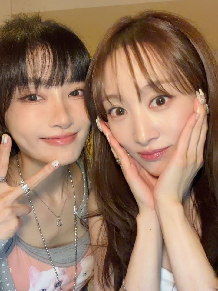 謝金燕(左)和KARA成員Nicole兩人是好友。(圖/翻攝自IG @jeanniehsieh___bbb)