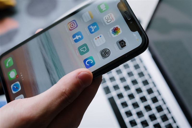 只要在iPhone內建的「備忘錄」輸入航班編號，或在主畫面下拉使用搜尋框，就能查詢該航班各項即時資訊。（示意圖，Pexels）