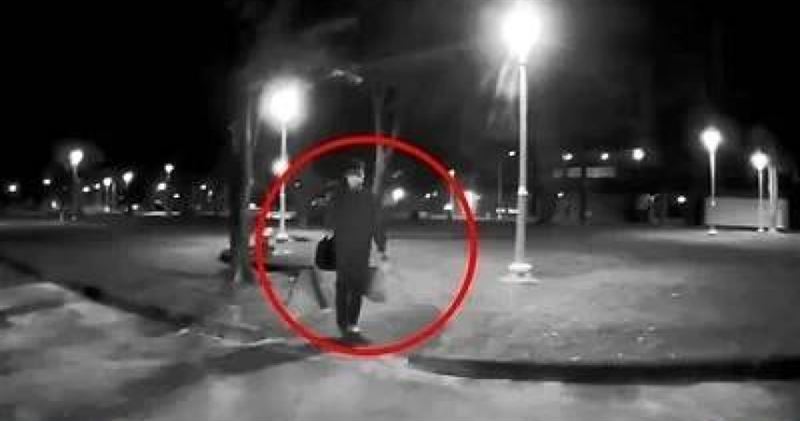 日前泰國籍王姓男子凌晨流連鳳山文龍路公園,遇警盤查,被發現他首次來台就當詐團車手。(圖/警方提供)