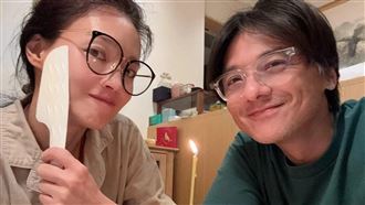 舒淇揭密與馮德倫相處模式：沙發各躺各的