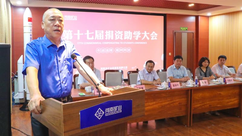 中國企業家崔培軍,對員工大方也強調品行是工作的根本。(圖/翻攝自微博)