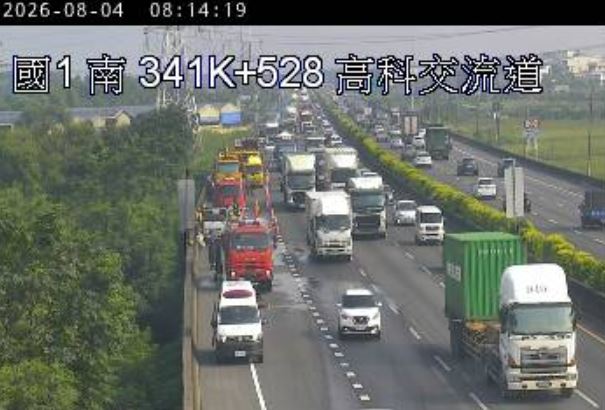 國道1號南向341.3公里、高科交流道路段,今日一早發生小貨車火燒車事故。(圖/翻攝自高公局)