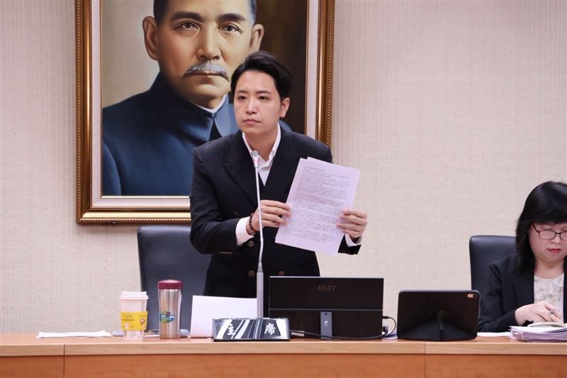 學者:羅廷瑋本來可以是十分勵志的力爭上游的故事,卻活成面目可憎政客。(圖/翻攝自羅廷瑋臉書)