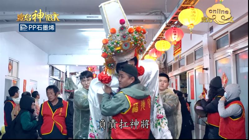 除了祭祀與遊神遶境,鼓板隊、居民與國軍弟兄共同參與,也成為馬祖地方盛事中難得一見的特色畫面。(圖/寶島神很大)