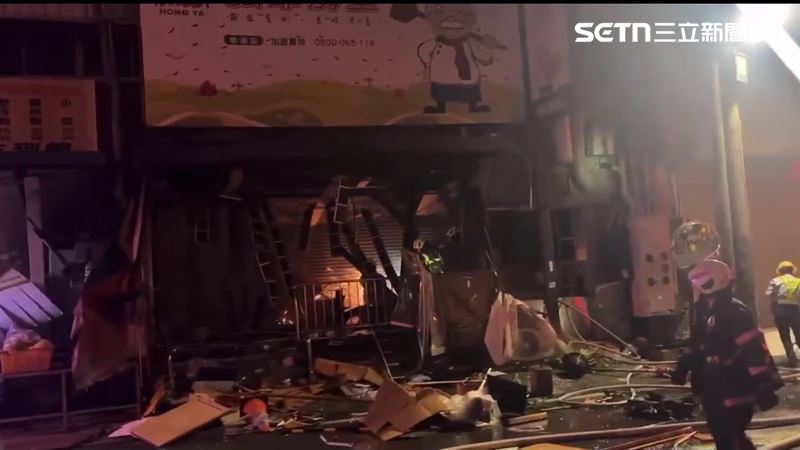 早餐店氣爆,鐵捲門被炸開,店內裝潢、招牌四散,滿目瘡痍。(圖/翻攝畫面)