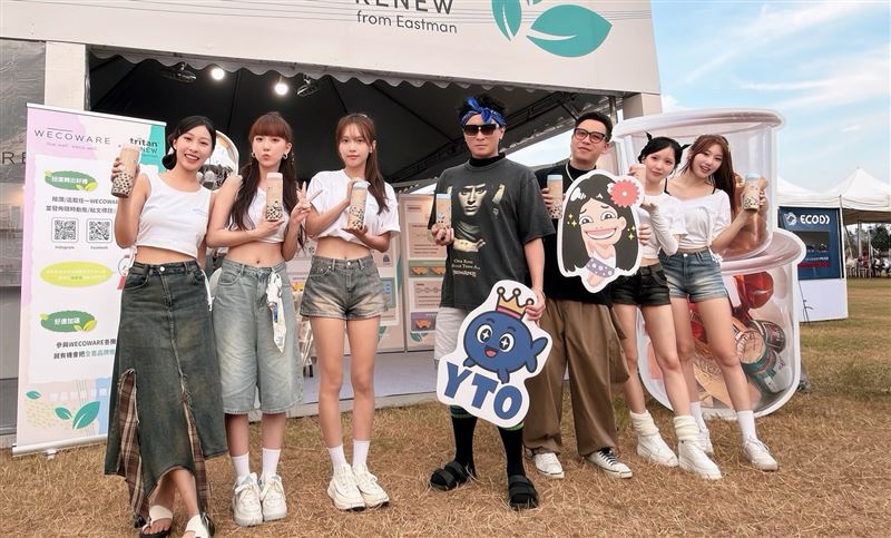 Energy成員Toro（中）與吳尊（右三）以及台、韓籍啦啦隊女神凱莉（左起）、牙牙（林怡廷）、金佳垠、金世星、羽娜（Yuna）共同現身珍珠海岸音樂節。（圖／記者蕭翰弦攝影）