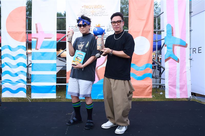 Toro現場分享他個人IP「YTO 阿偷」的起源，以及與無尊合作的機緣。（圖／珍珠海岸國際音樂節提供）