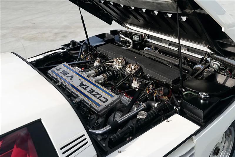 搭載一具6.0升自然進氣V16引擎。(圖/翻攝RM Sotheby's Monterey網站)
