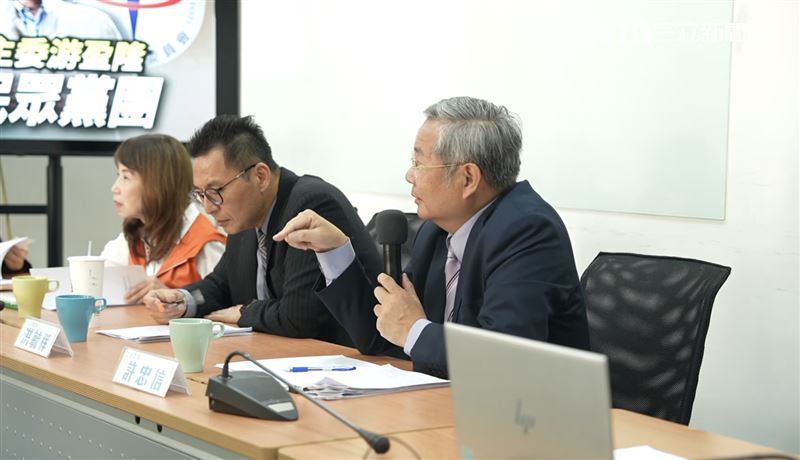 游盈隆拜會民眾黨黨團，許忠信表示，他一輩子沒看過游盈隆講話這麼卑微（圖／翻攝畫面）