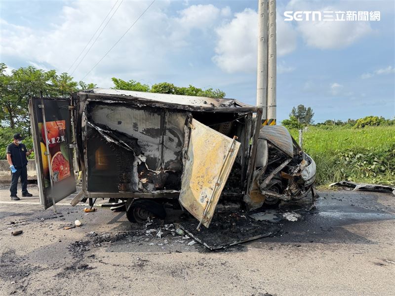 目擊民眾指出,小貨車起火前疑似與同向一輛大貨車發生擦撞,目前警方正在比對擦撞痕跡,釐清事故發生原因。(圖/翻攝畫面)