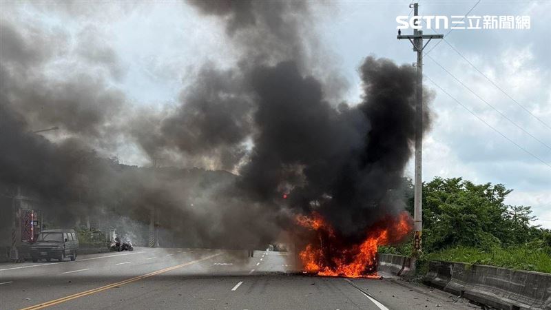苗栗台6線發生火燒車事故,小貨車撞護欄後起火,駕駛受困被活活燒死。(圖/翻攝畫面)