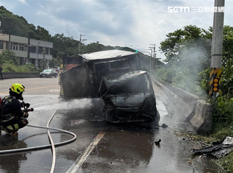 苗栗台6線發生火燒車事故,小貨車撞護欄後起火,駕駛受困被活活燒死。(圖/翻攝畫面)