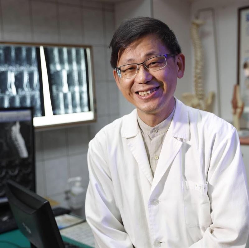 名醫李偉裕被解聘後仍心繫病患,表示對病患的責任心絕不改變。(圖/翻攝自「醫龍谷的神經外科醫師李偉裕」臉書)