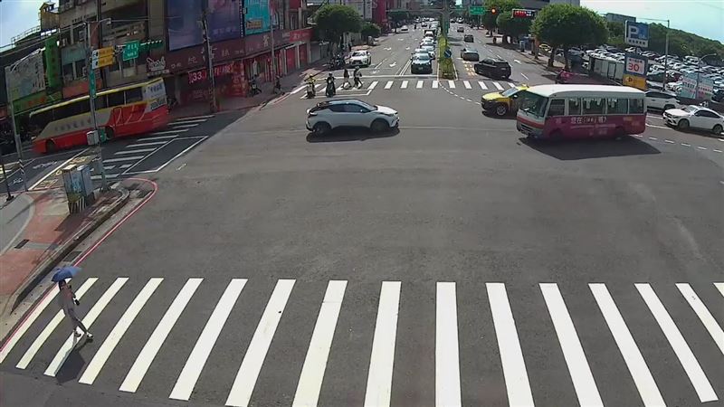 薛姓女子從斑馬線穿越馬路時遭市民公車撞飛,現仍在醫院救治中。(圖/翻攝畫面)