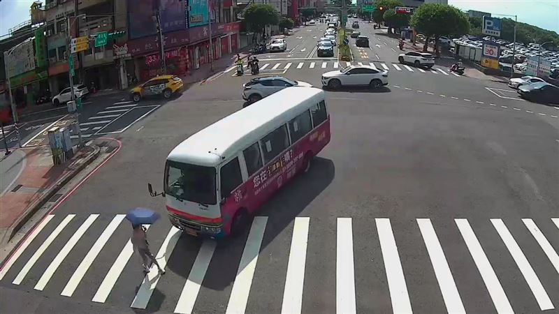 薛姓女子從斑馬線穿越馬路時遭市民公車撞飛,現仍在醫院救治中。(圖/翻攝畫面)