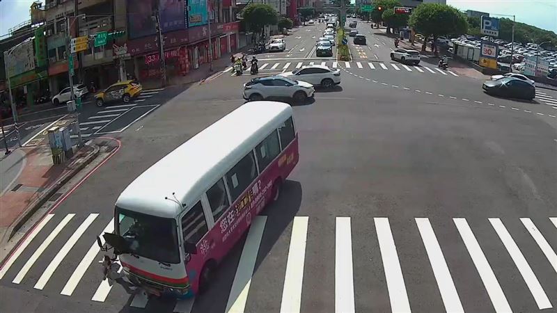 薛姓女子從斑馬線穿越馬路時遭市民公車撞飛,現仍在醫院救治中。(圖/翻攝畫面)