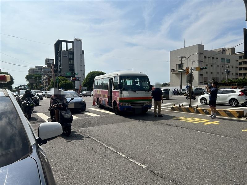 鄭男(58歲)駕駛的市民公車左轉時,撞飛走在斑馬線上的薛女。(圖/翻攝畫面)