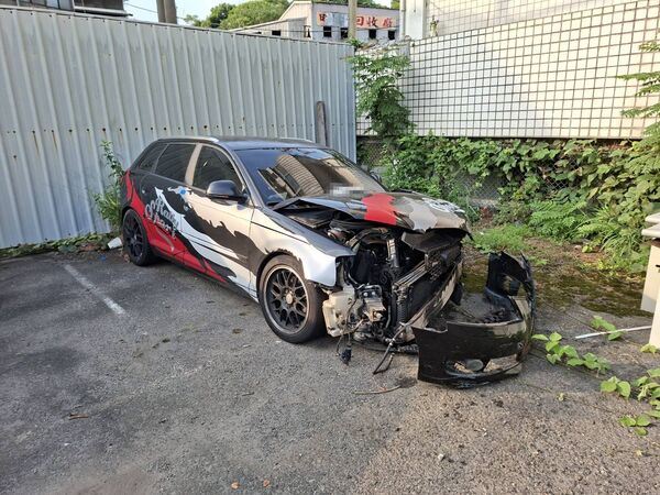 事故發生後,車內駕駛、乘客竟然詭異雙雙消失。(圖/翻攝畫面)