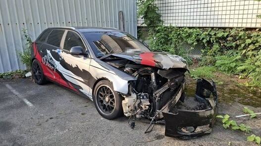 國1自撞2男秒棄車!詭拎行李穿越車陣狂逃