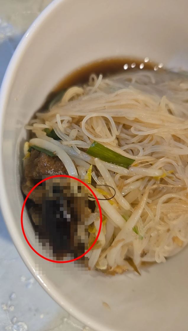 民眾在雲林林內知名肉羹店買米粉，回家掀蓋驚見「油亮大強」。（圖／liutanyi2授權提供）