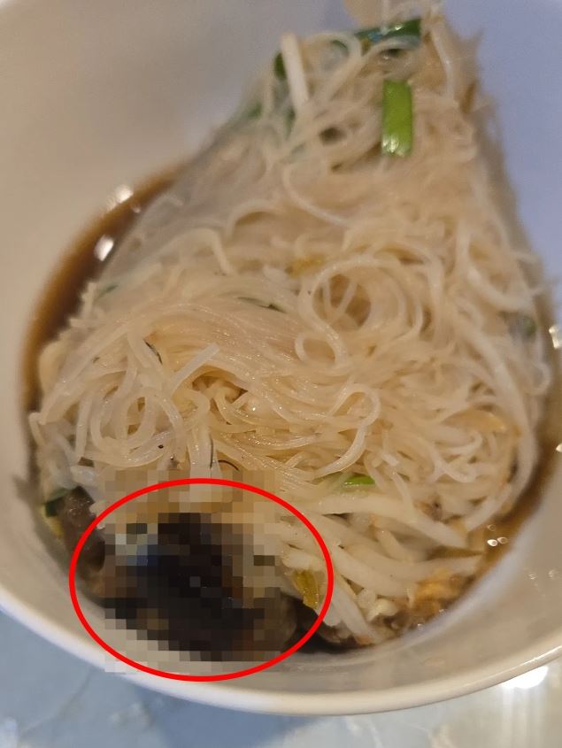 民眾在雲林林內知名肉羹店買米粉，回家掀蓋驚見「油亮大強」。（圖／liutanyi2授權提供）