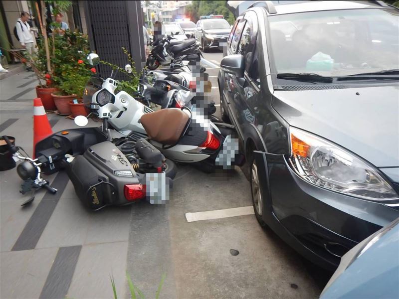 警方依法對吳男實施毒品唾液快速篩檢，結果呈現陽性反應。（圖／翻攝畫面）