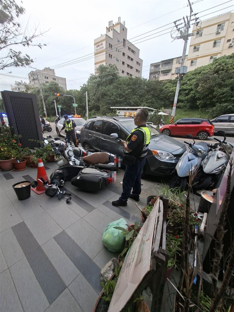 吳男一路猛撞停放在路邊停車格內的8部機車。（圖／翻攝畫面）