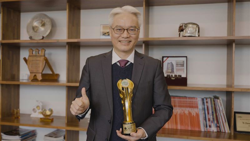 現任台灣金融研訓院院長的高一誠,獲選第七屆世新大學傑出校友。(圖/世新大學提供)