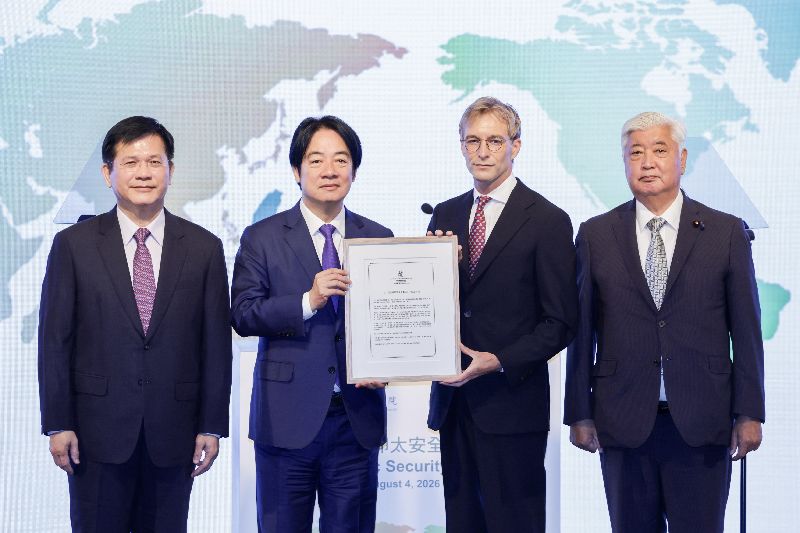 「凱達格蘭論壇:2026印太安全對話」4日在台北舉行,總統賴清德(左2)由外交部長林佳龍(左)陪同出席開幕式,對中政策跨國議會聯盟(IPAC)共同創辦人暨執行董事裴倫德(Luke de Pulford)(右2)、IPAC日本共同主席中谷元(右)呈遞針對中國實施「民族團結進步促進法」發表之聲明書,強烈譴責此法的制定與施行