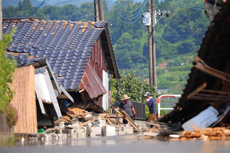 日本熊本發生規模7.1強震後，災區目前仍在酷暑中持續進行復原工作，此時卻傳出有人「趁火打劫」。（圖／美聯社／達志影像）
