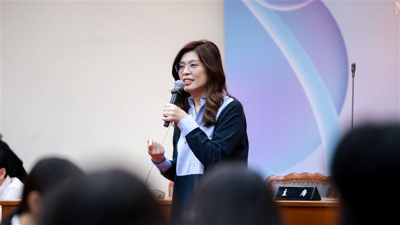 鄭麗文出席模擬立院:每天吵政治難運作