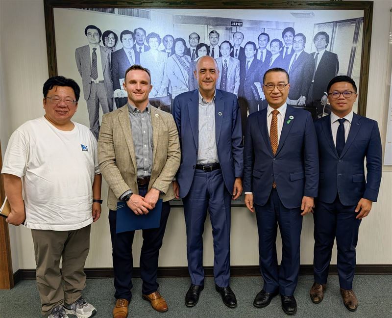 民進黨秘書長徐國勇會晤美國人權組織「自由之家」(Freedom House)執行長佛萊(Jamie Fly) 及台灣辦事處負責人史凱文(Kevin Slaten)(圖/民進黨提供)